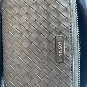 Fossil wallet olive green wrist new with tag.